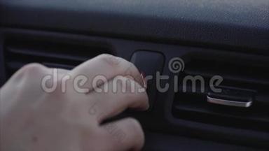 一个人`手按下车里的紧急按钮。